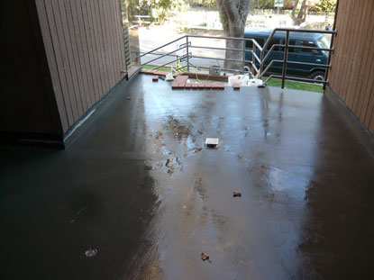 Waterproofing anti-fracture membrane applied to deck sloping mortar bed